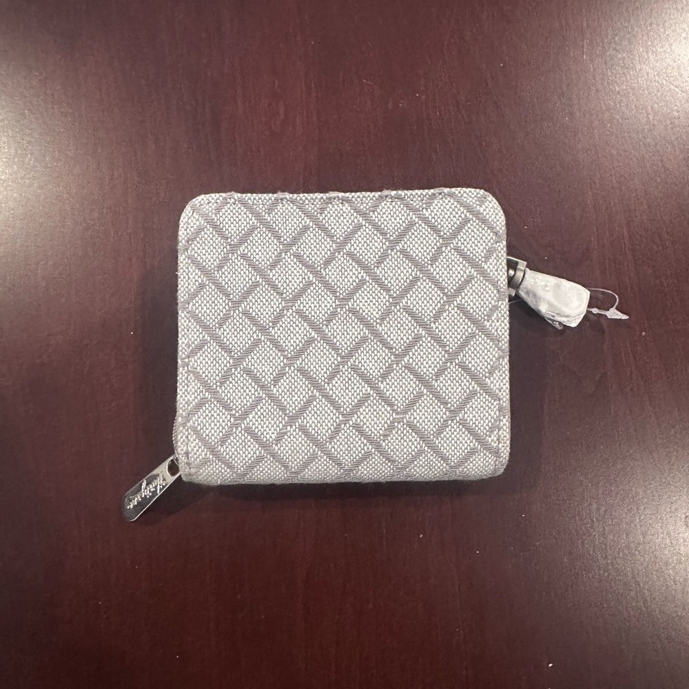Thirty-One clip n’ zip wallet in diamond weave pattern.